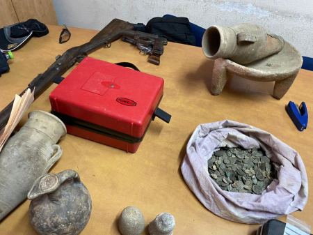 الطيبة : اعتقال رجل بحوزته سلاح وقطع اثرية